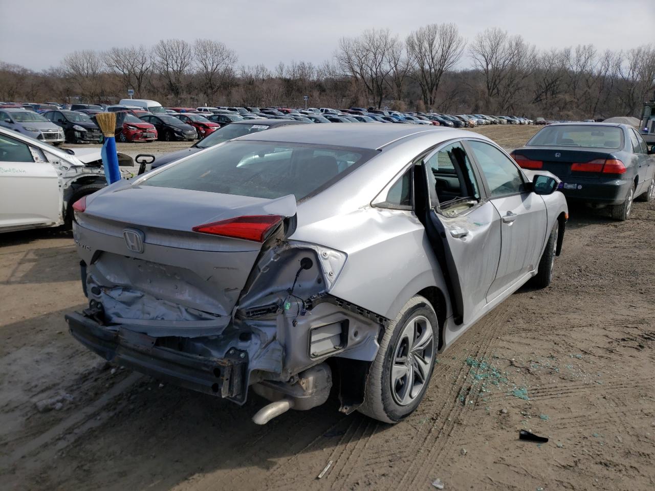 Photo 4 from auction – 2019 HONDA CIVIC LX with VIN 2HGFC2F67KH566116