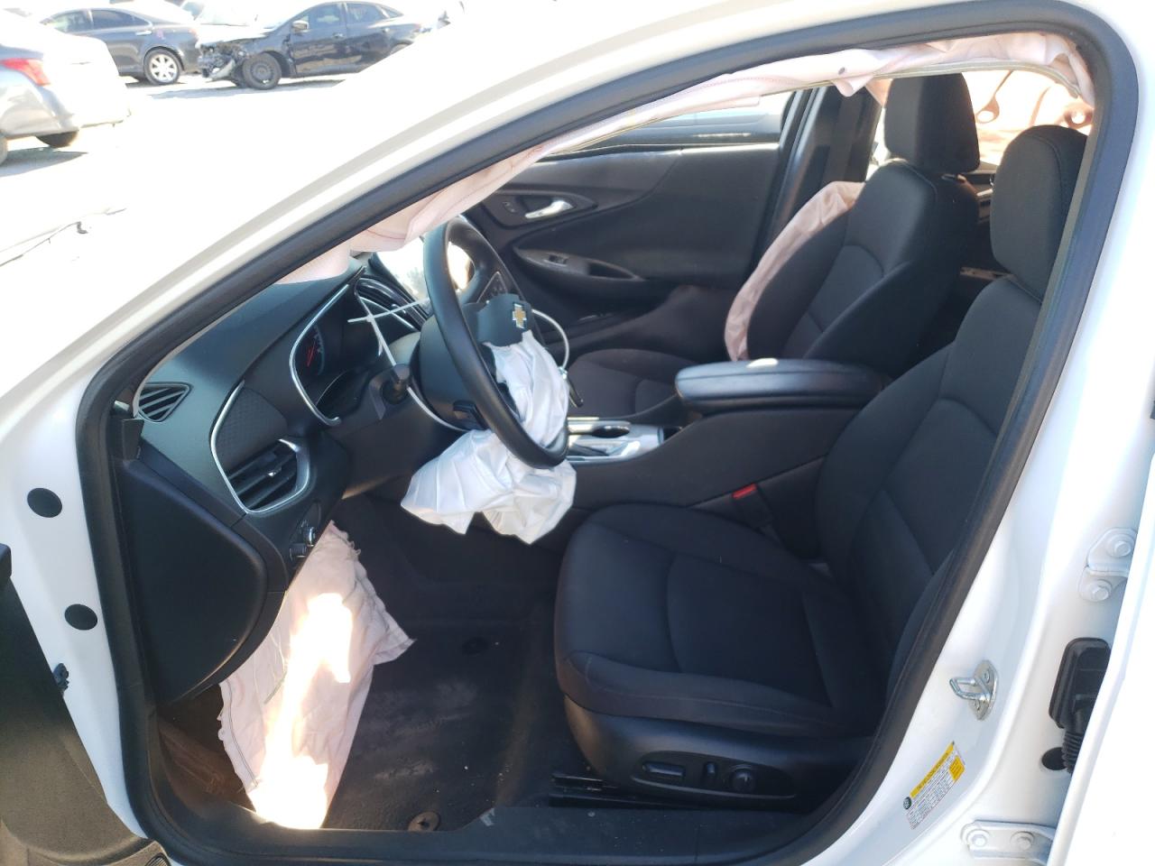 Photo 5 from auction – 2019 CHEVROLET MALIBU LT with VIN 1G1ZD5ST2KF174659