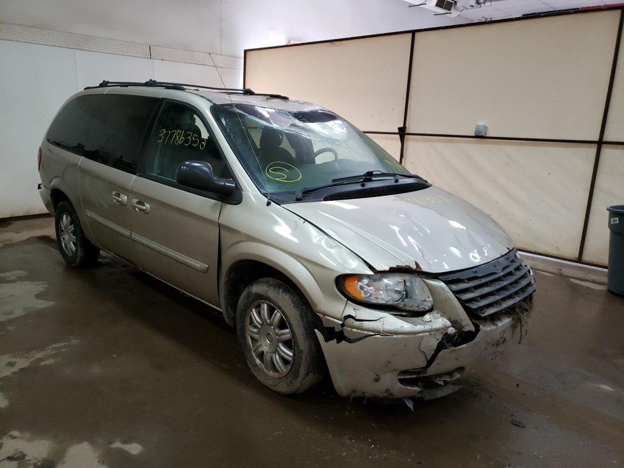 Photo 1 from auction – 2005 CHRYSLER TOWN & COU with VIN 2C4GP54L15R429401