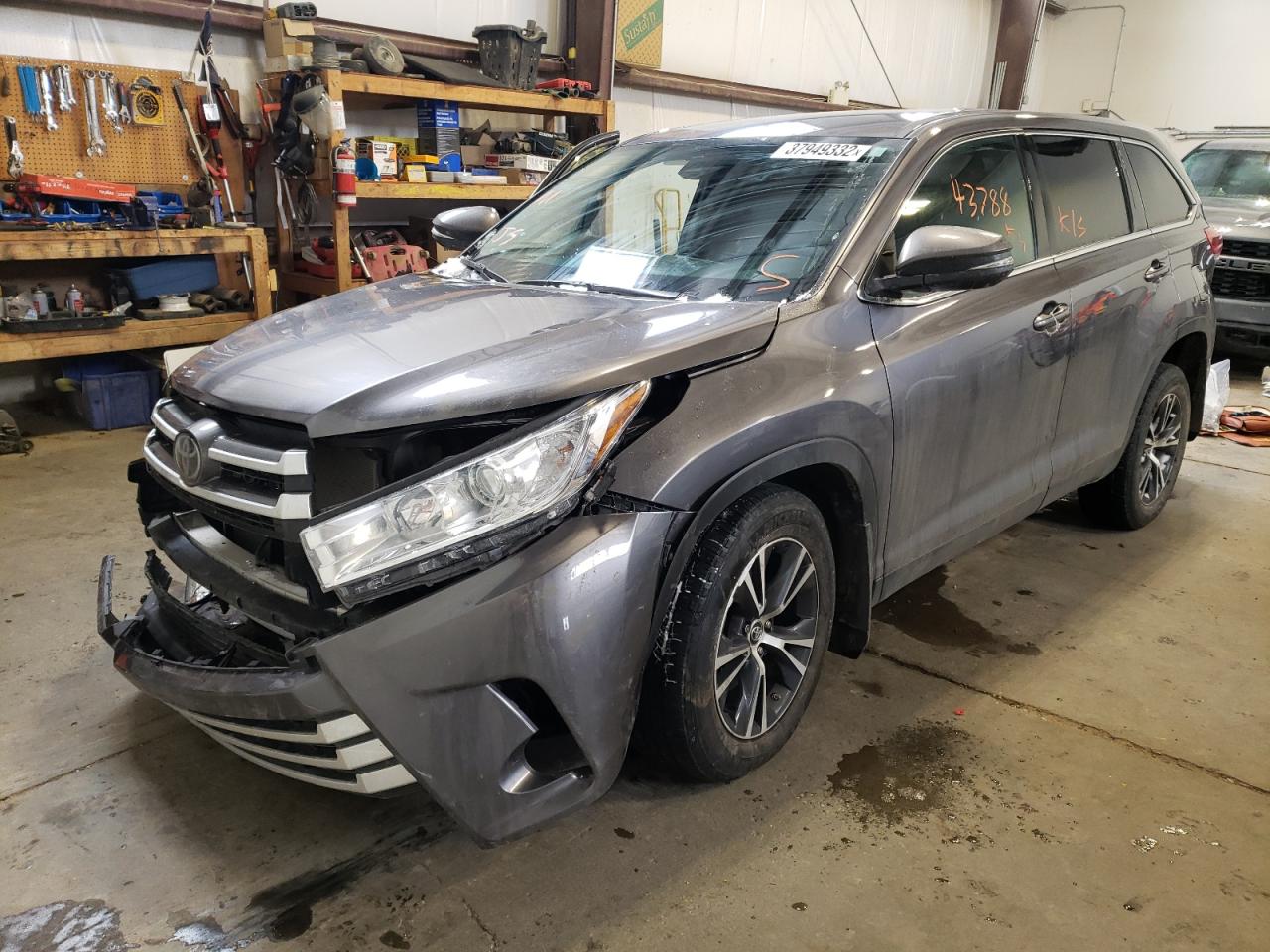 Photo 2 from auction – 2019 TOYOTA HIGHLANDER with VIN 5TDBZRFH1KS705843