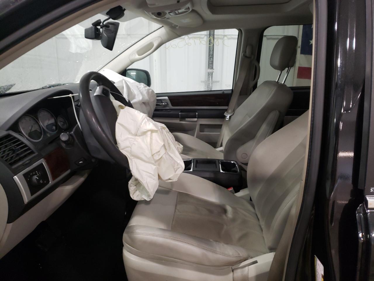 Photo 5 from auction – 2010 CHRYSLER TOWN & COU with VIN 2A4RR8DX8AR448443