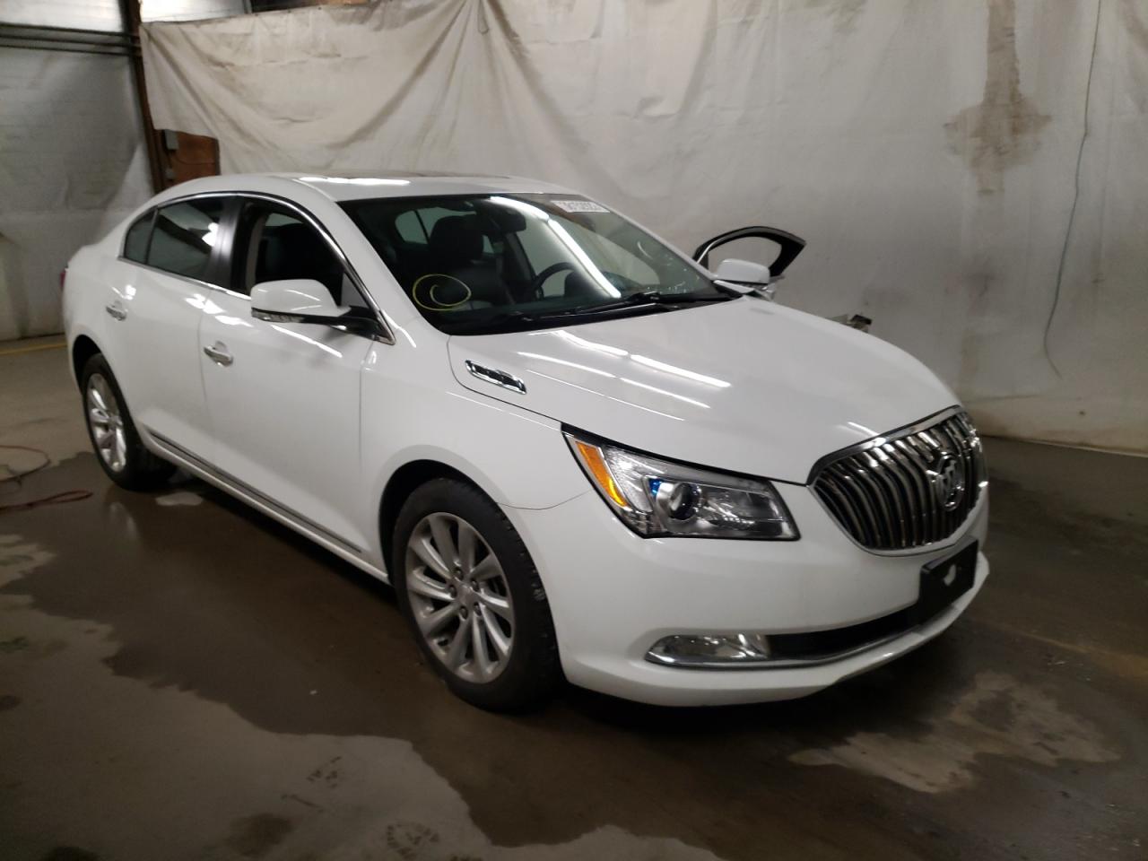 BUICK LACROSSE 2016 with VIN 1G4GB5G32GF136736 - Photo from auction