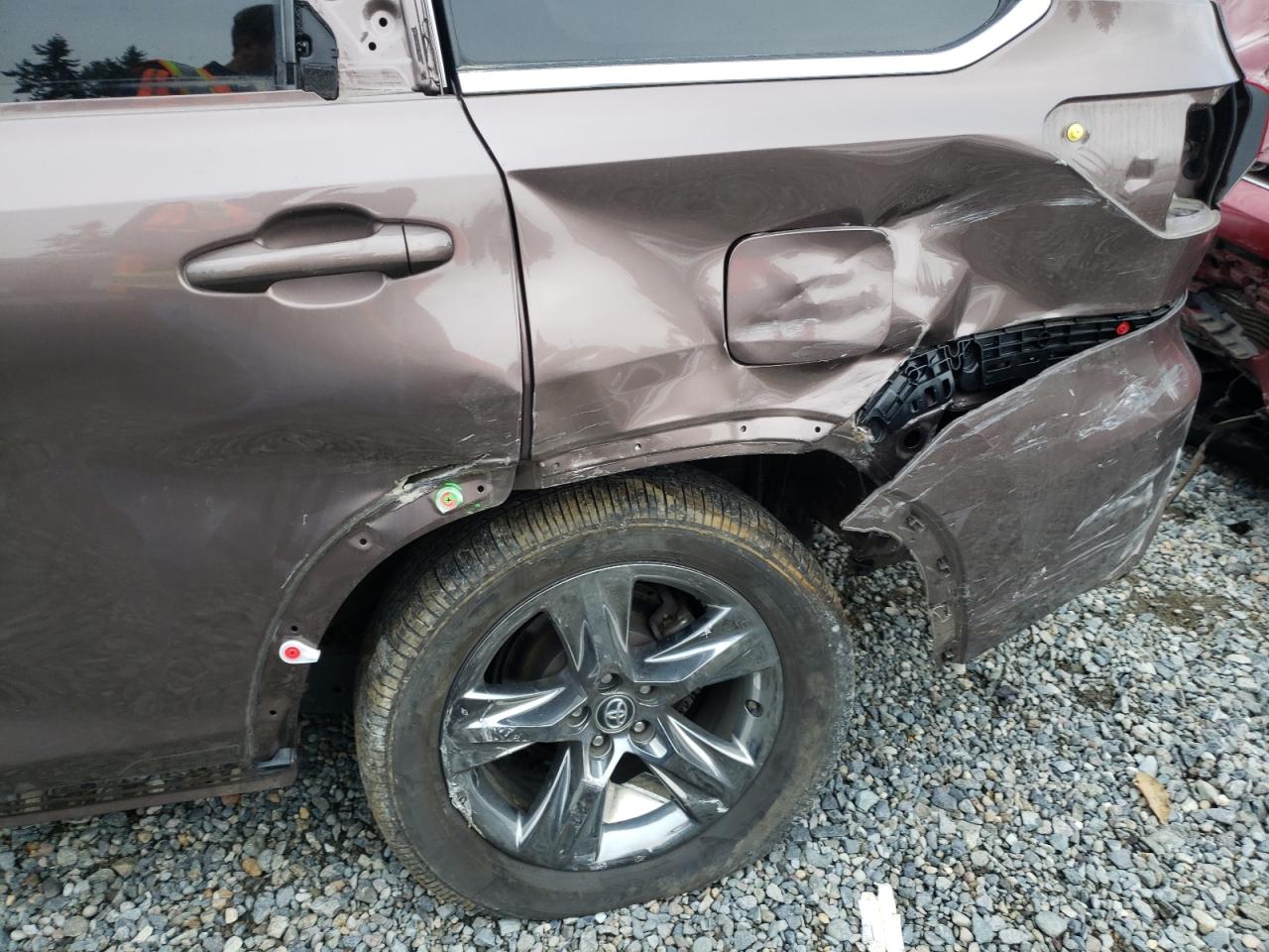 Photo 9 from auction – 2017 TOYOTA HIGHLANDER with VIN 5TDDZRFH8HS418761