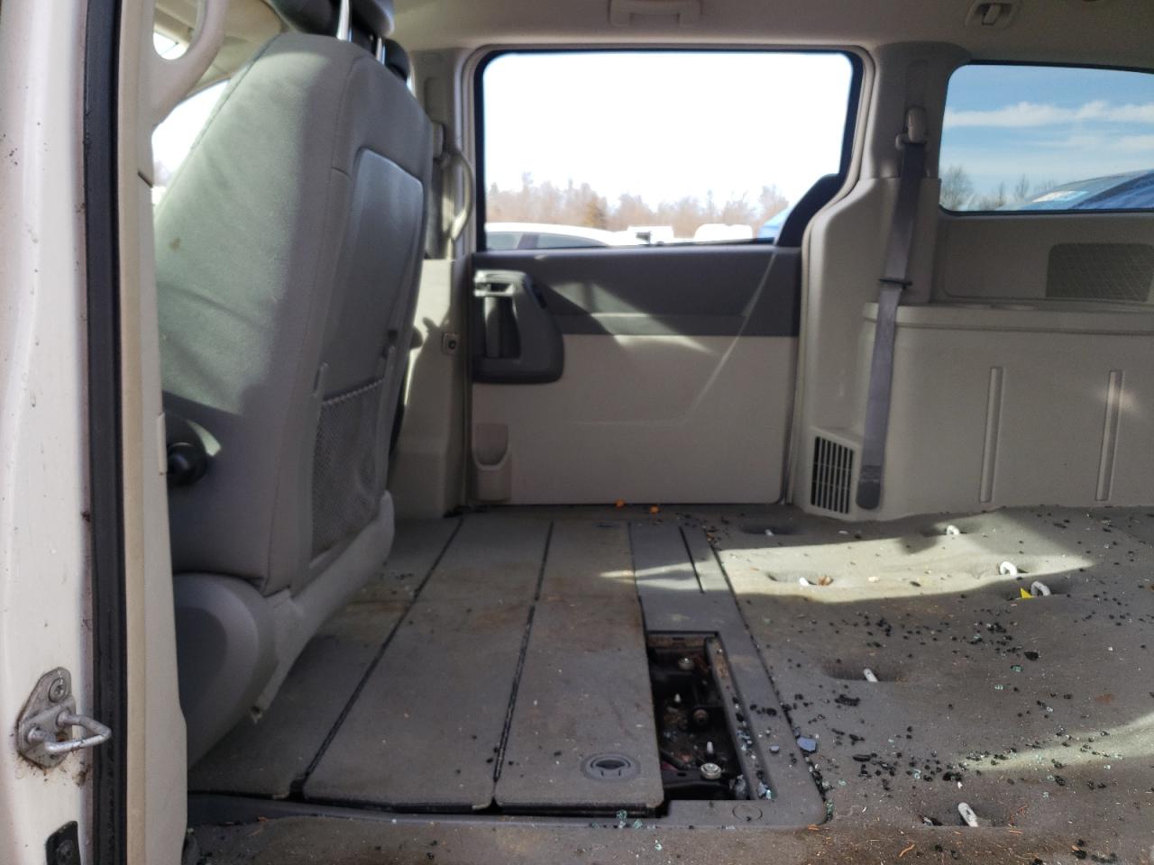 Photo 6 from auction – 2010 CHRYSLER TOWN & COU with VIN 2A4RR4DE4AR334009