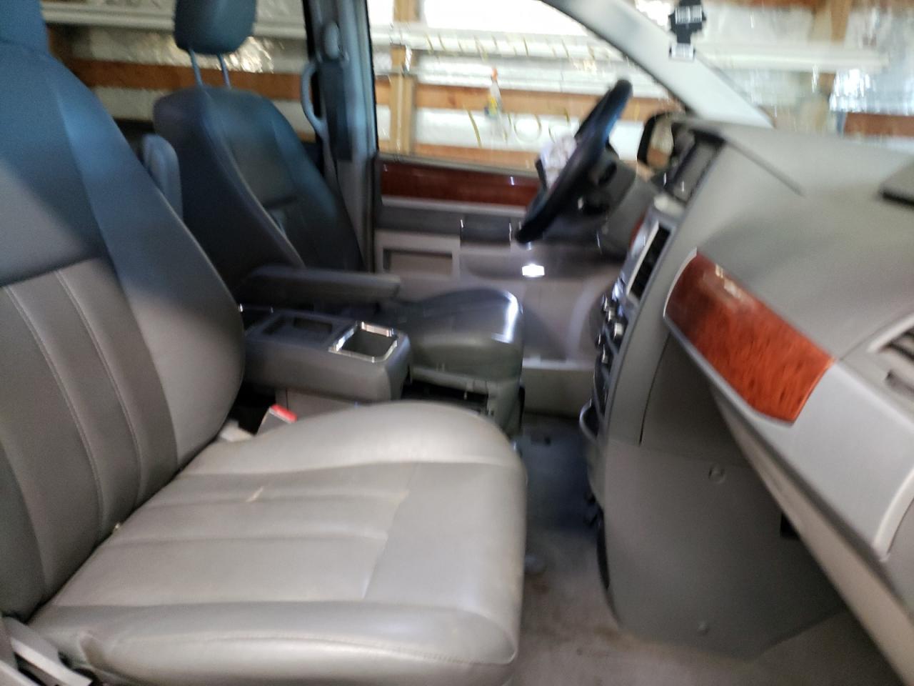 Photo 5 from auction – 2009 CHRYSLER TOWN & COU with VIN 2A8HR54169R630366