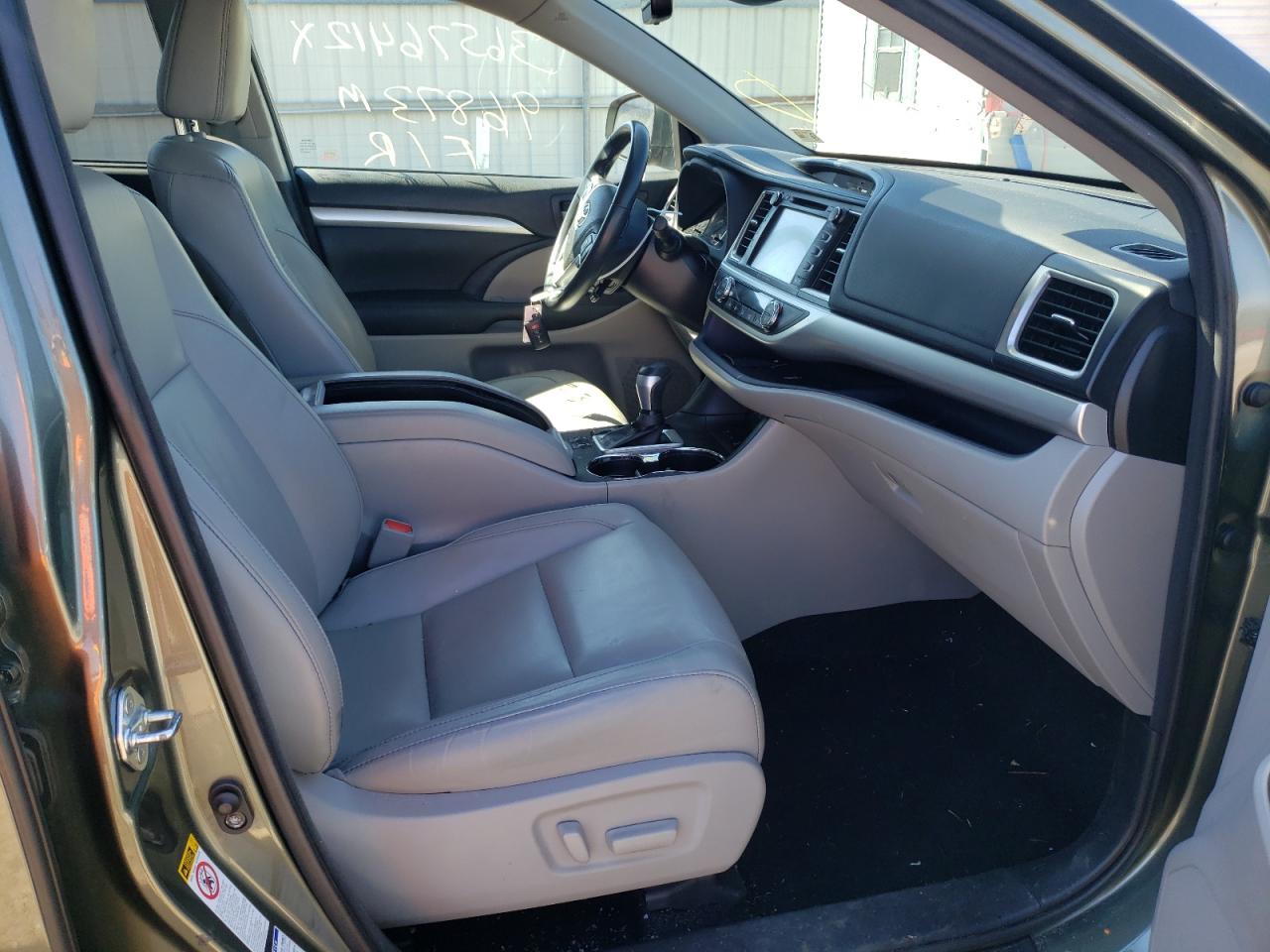 Photo 5 from auction – 2017 TOYOTA HIGHLANDER with VIN 5TDJZRFH4HS455969