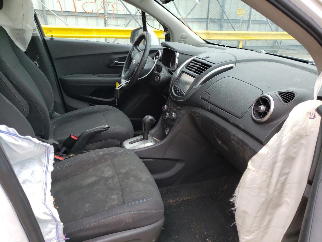 Photo 5 from auction – 2015 CHEVROLET TRAX LS with VIN 3GNCJKSB0FL243475