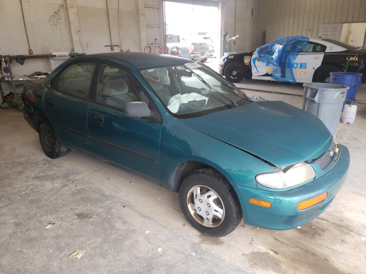 MAZDA PROTEGE DX 1996 مع رقم تعريف المركبة JM1BB1412T0352402 - صورة من المزاد