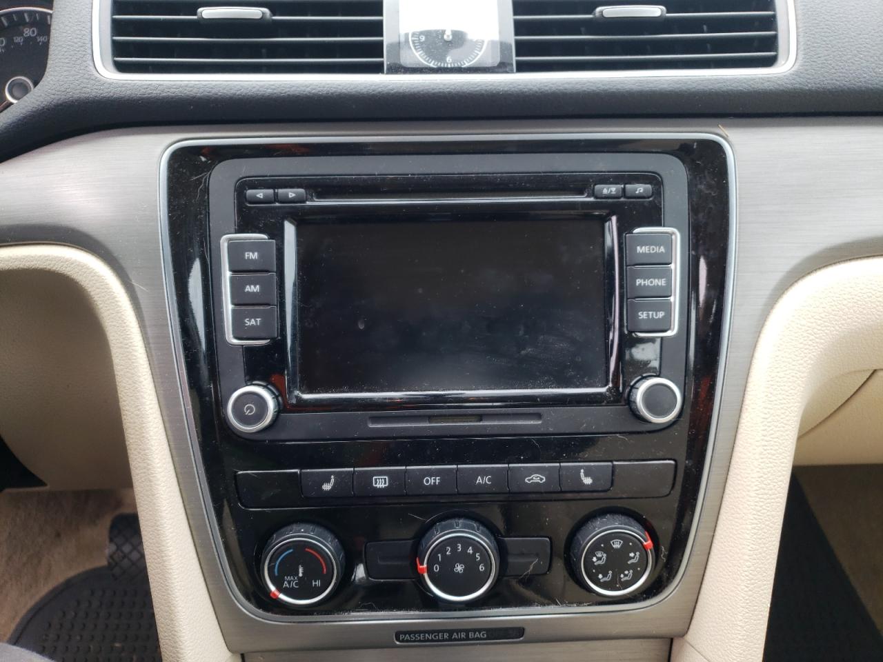 Photo 9 from auction – 2014 VOLKSWAGEN PASSAT SE with VIN 1VWBP7A37EC011702