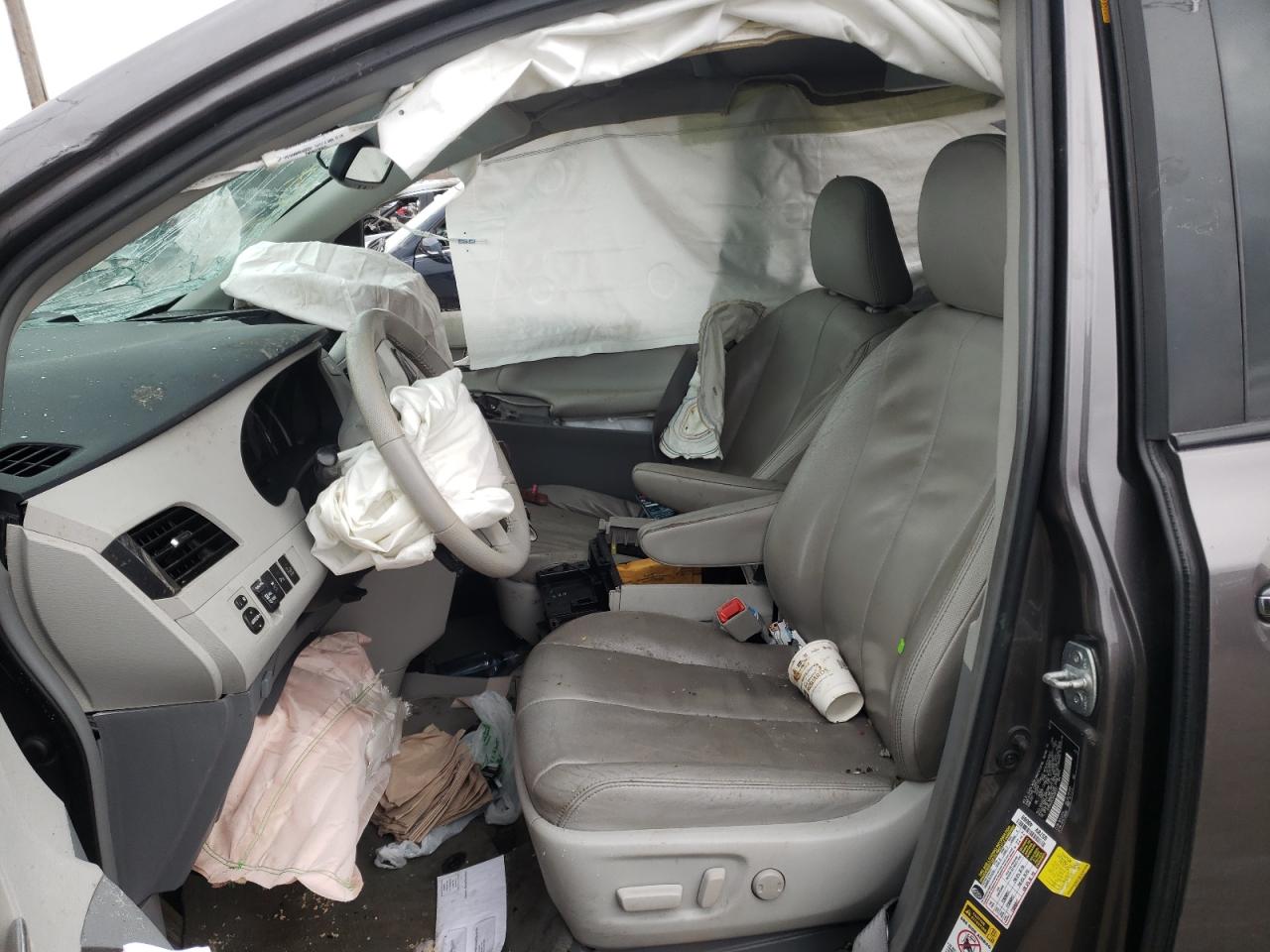Photo 5 from auction – 2013 TOYOTA SIENNA XLE with VIN 5TDYK3DC3DS387651