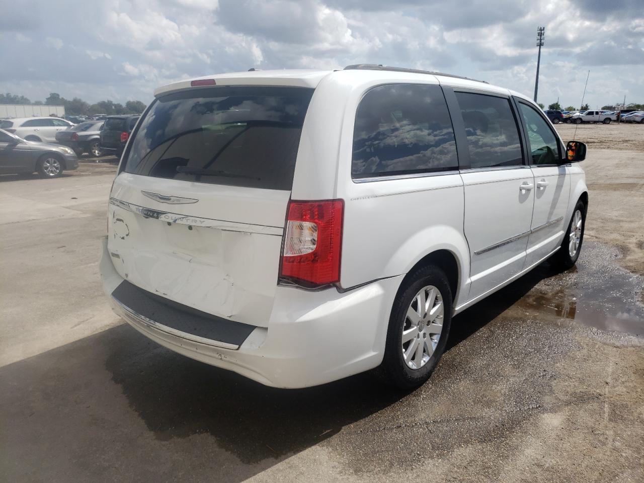 Photo 4 from auction – 2016 CHRYSLER TOWN & COU with VIN 2C4RC1BG4GR185491