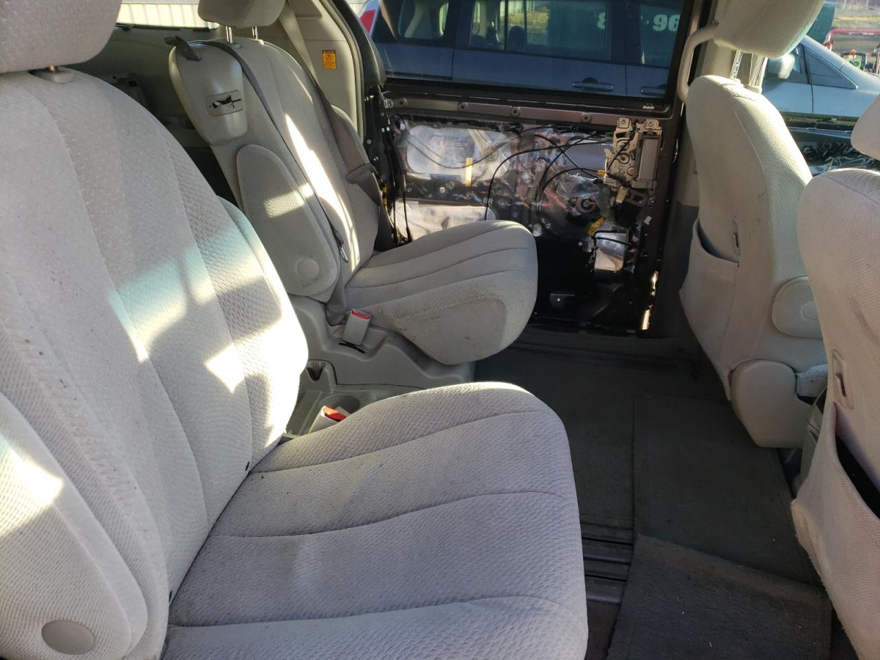 Photo 6 from auction – 2011 TOYOTA SIENNA LE with VIN 5TDKK3DC0BS080117