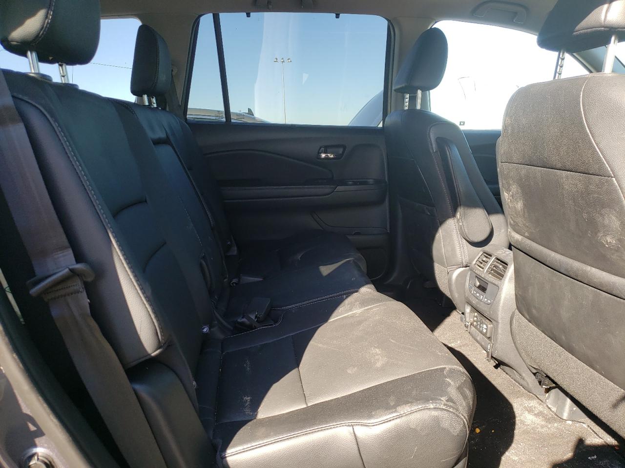 Photo 6 from auction – 2017 HONDA PILOT TOUR with VIN 5FNYF6H93HB039170