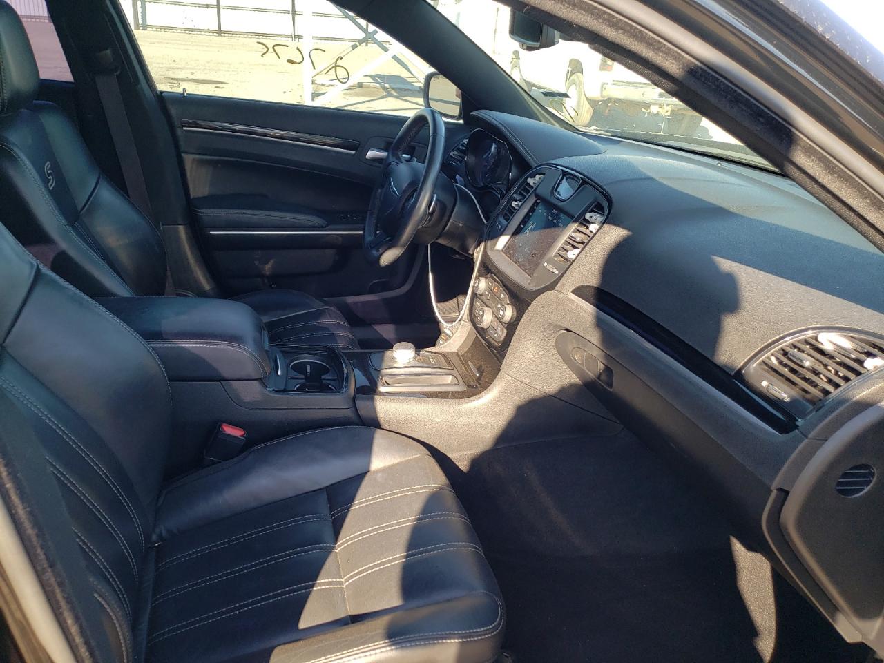 Photo 5 from auction – 2019 CHRYSLER 300 S with VIN 2C3CCABG9KH648136