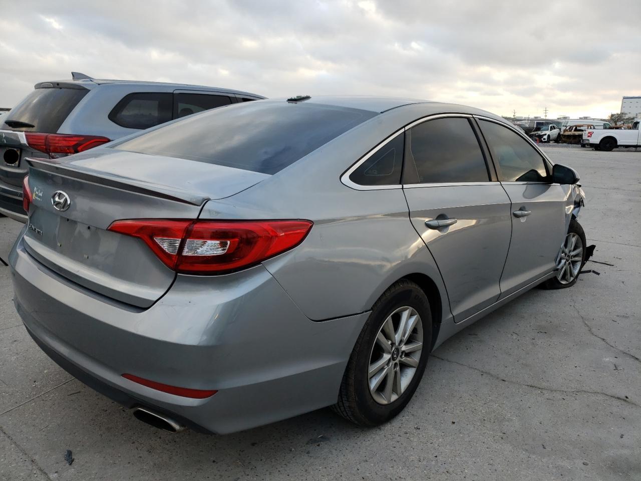 Photo 4 from auction – 2015 HYUNDAI SONATA SE with VIN 5NPE24AF2FH070833