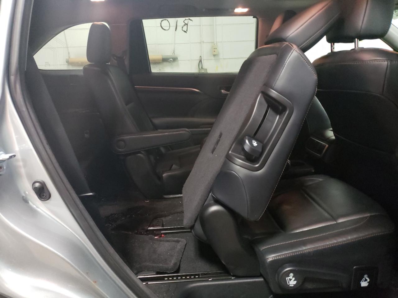 Photo 6 from auction – 2016 TOYOTA HIGHLANDER with VIN 5TDDKRFH3GS269842