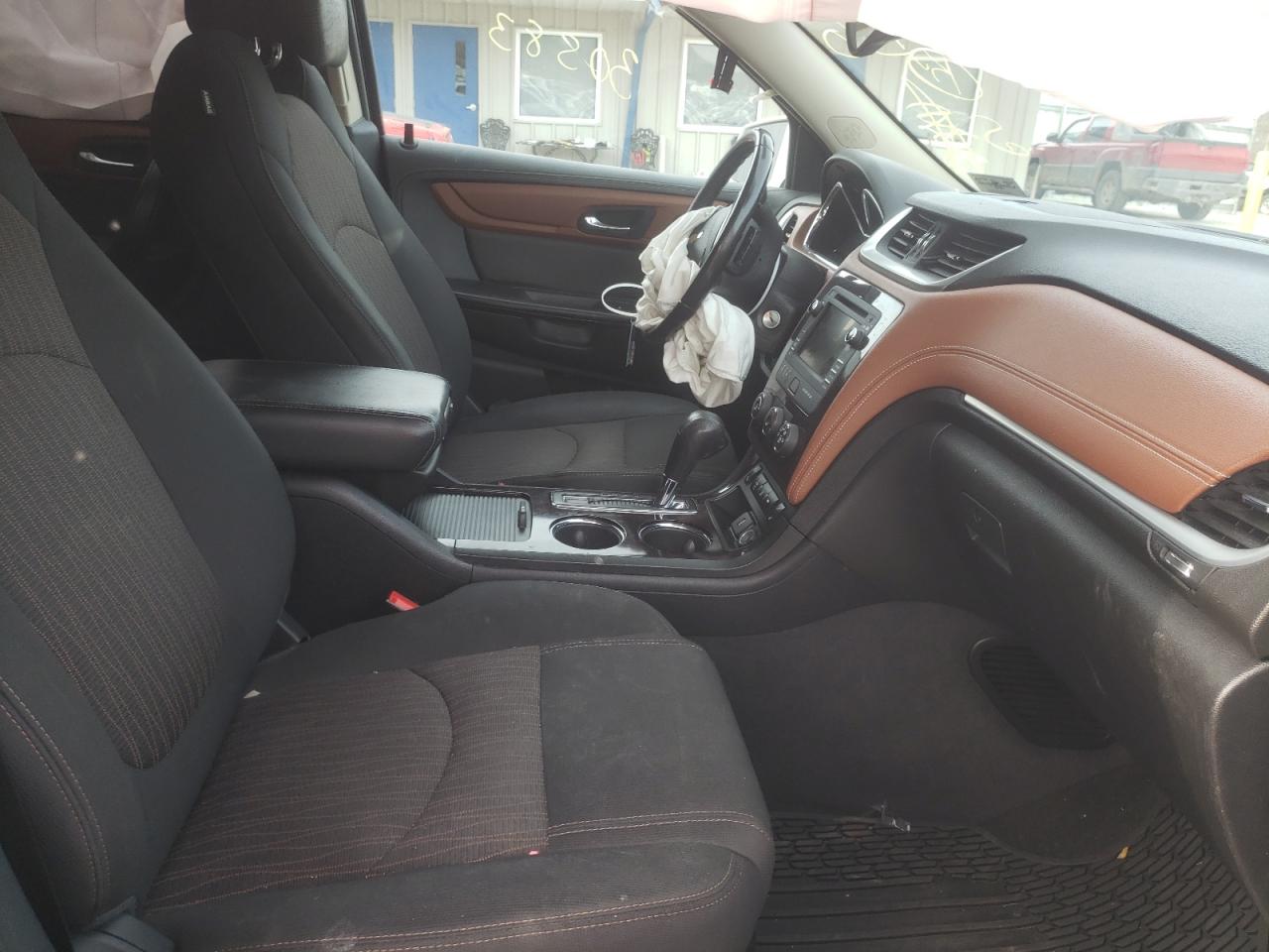 Photo 5 from auction – 2017 CHEVROLET TRAVERSE L with VIN 1GNKVGKD2HJ335213