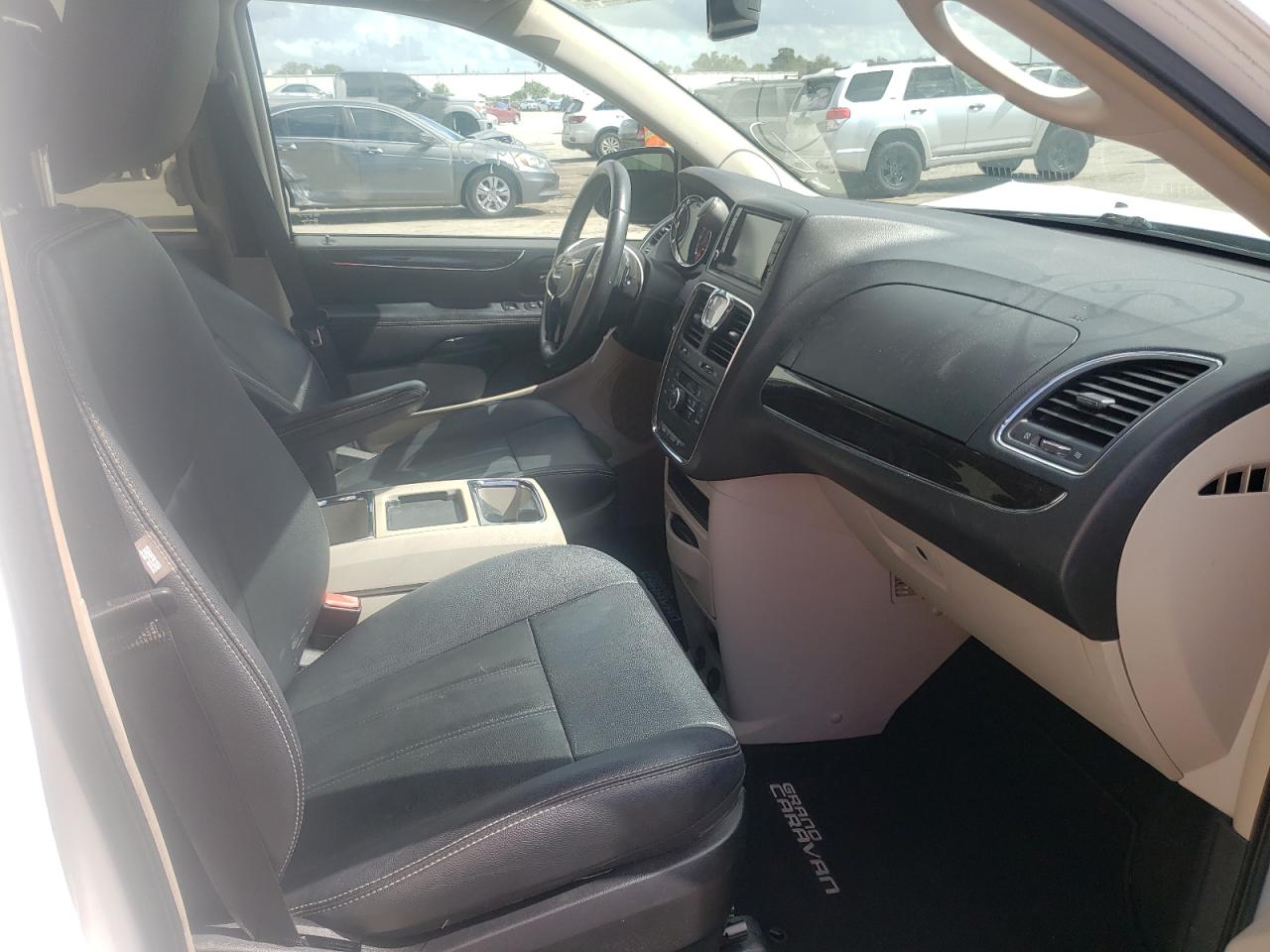 Photo 5 from auction – 2016 CHRYSLER TOWN & COU with VIN 2C4RC1BG4GR185491