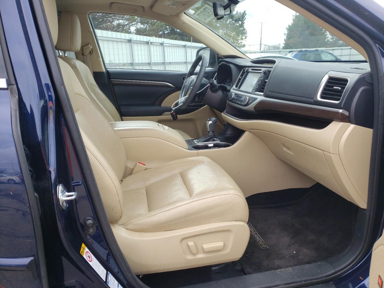 Photo 5 from auction – 2015 TOYOTA HIGHLANDER with VIN 5TDDKRFH0FS218829