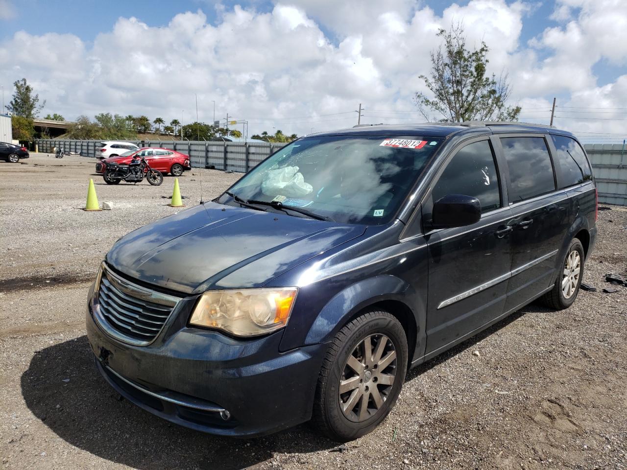 Photo 2 from auction – 2014 CHRYSLER TOWN & COU with VIN 2C4RC1BG8ER195910