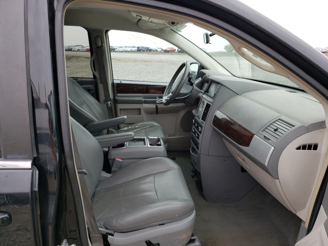 Photo 5 from auction – 2010 CHRYSLER TOWN & COU with VIN 2A4RR5D19AR492770