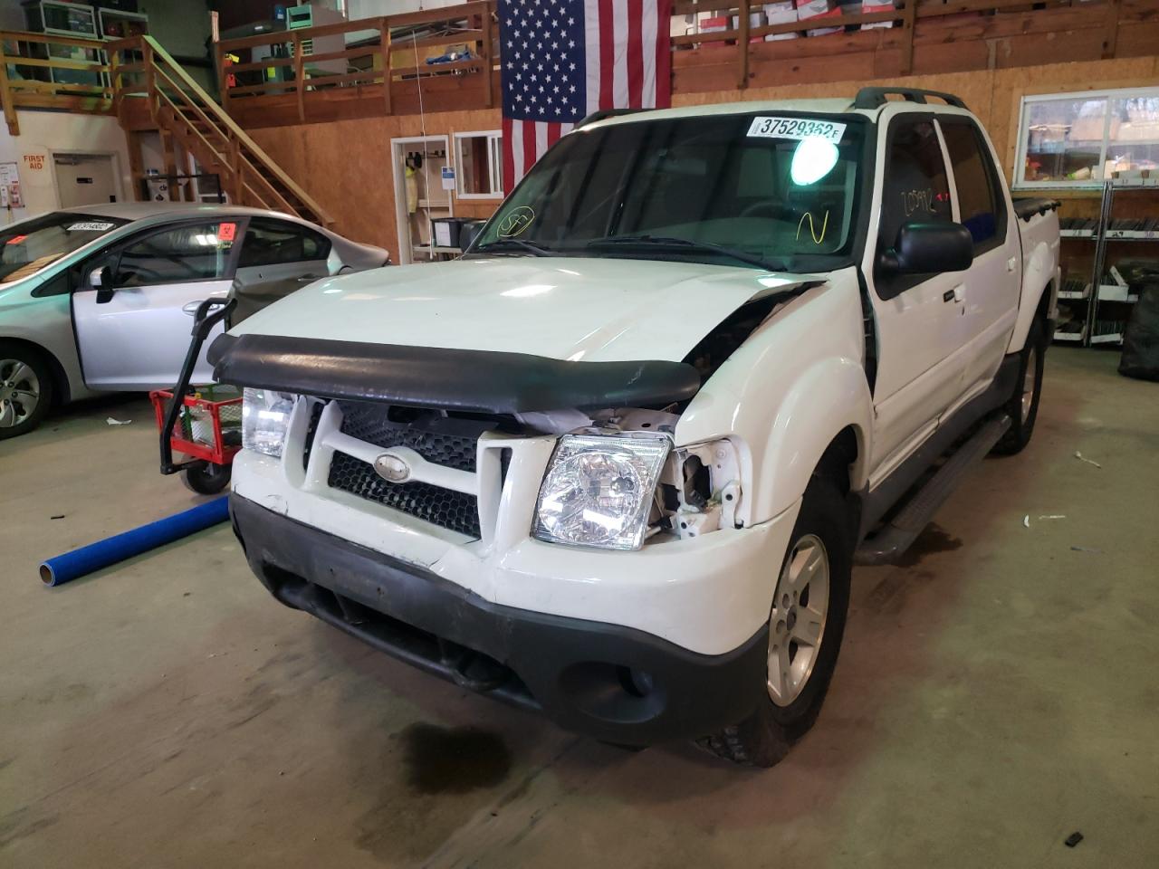 Photo 2 from auction – 2005 FORD EXPLORER S with VIN 1FMZU77K35UA70597
