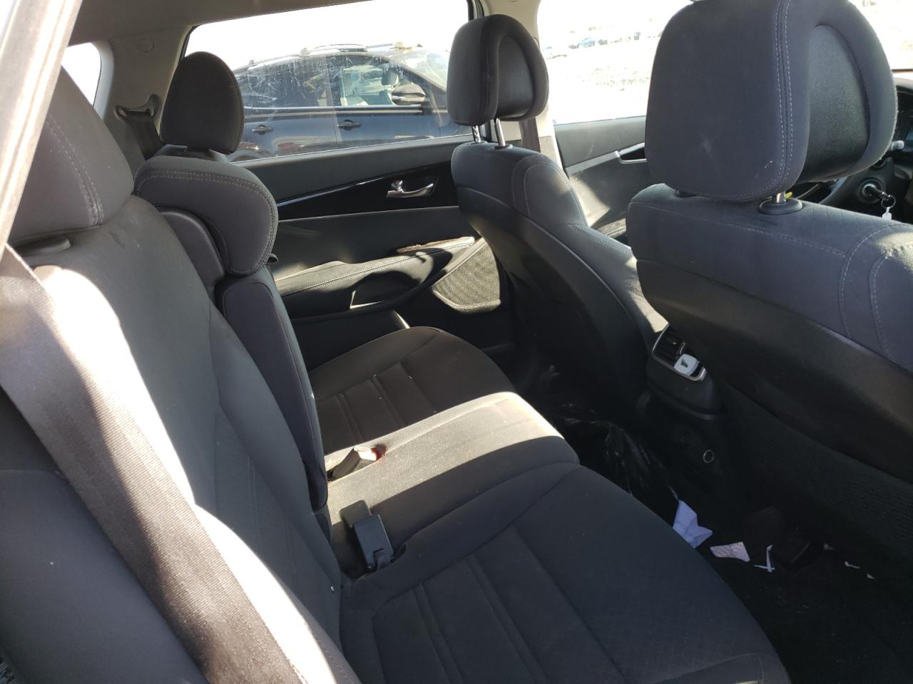 Photo 6 from auction – 2016 KIA SORENTO LX with VIN 5XYPGDA52GG135402