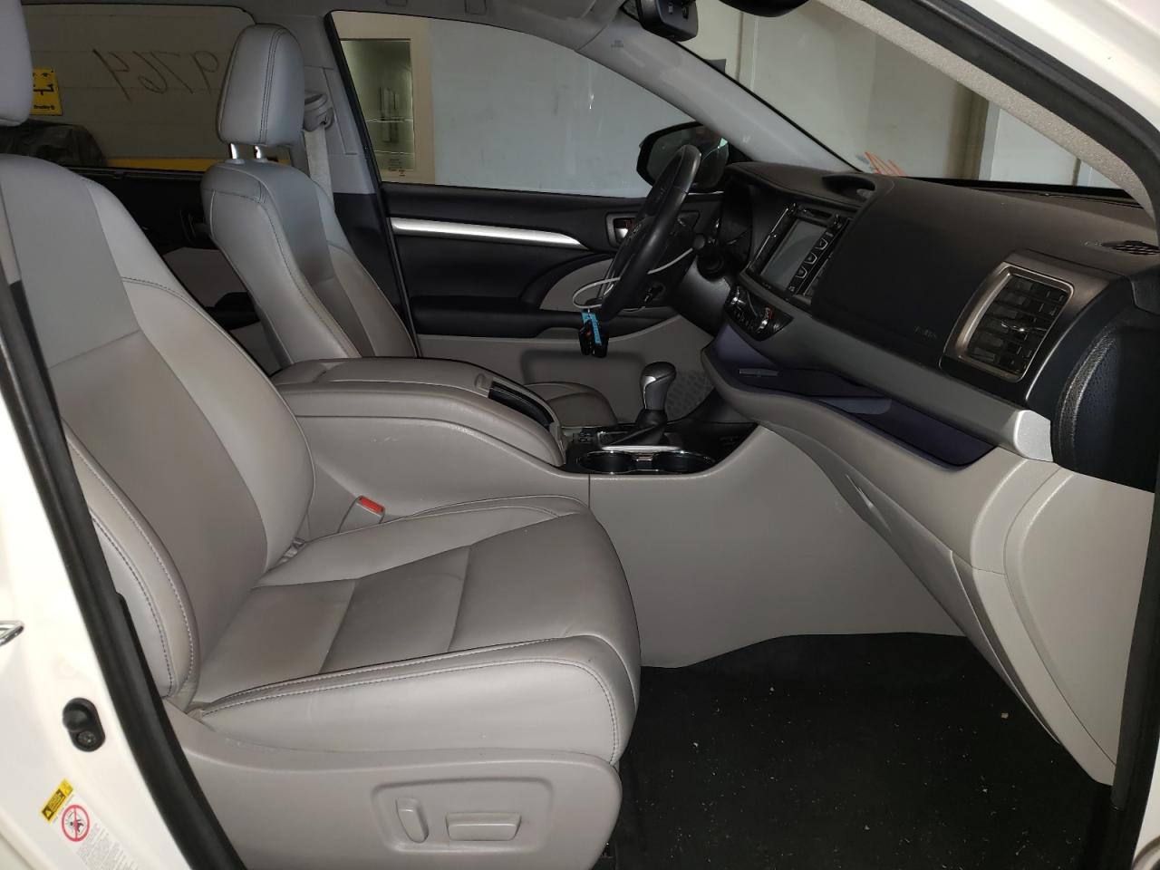Photo 5 from auction – 2017 TOYOTA HIGHLANDER with VIN 5TDJZRFH8HS458308
