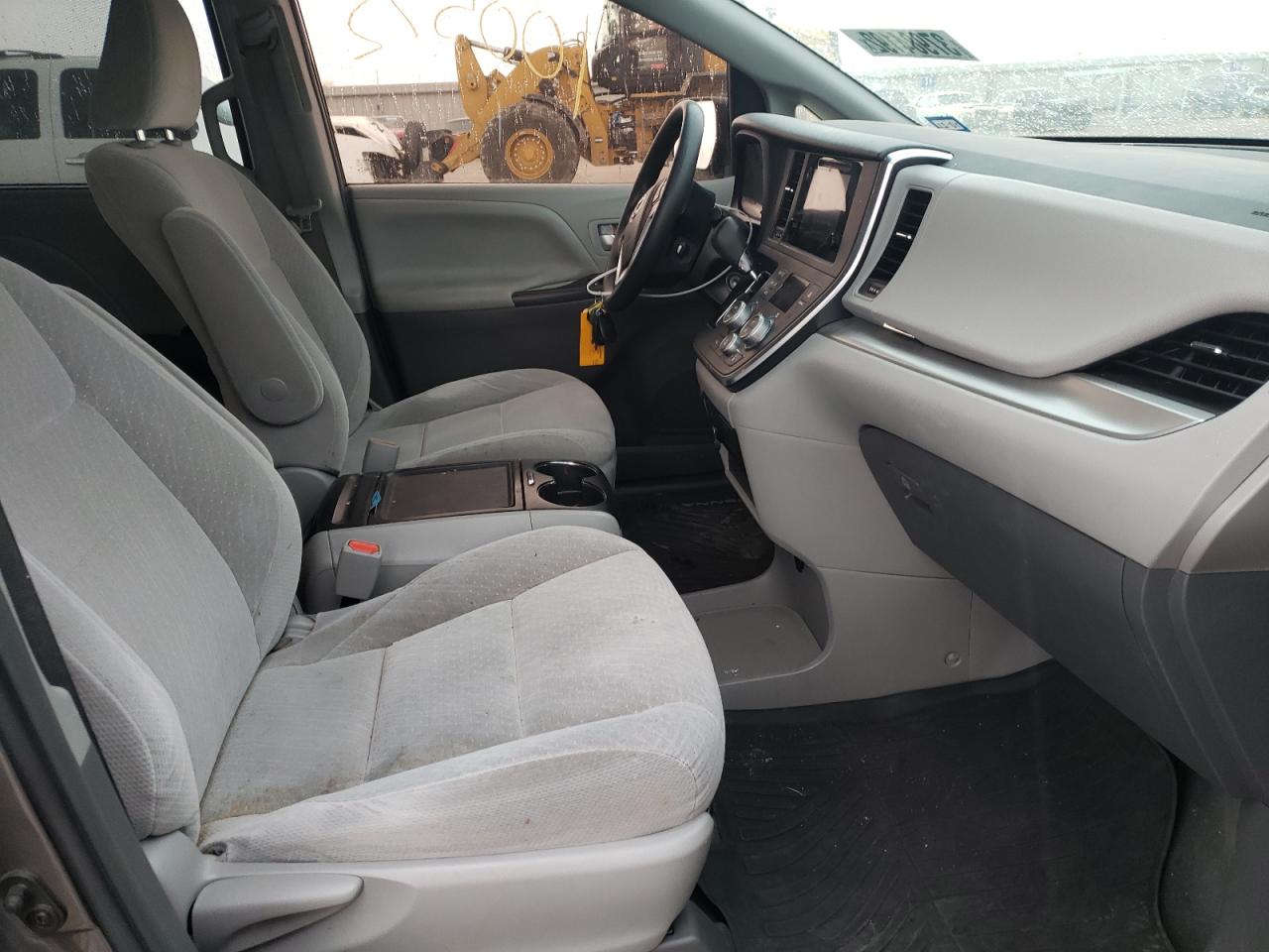 Photo 5 from auction – 2017 TOYOTA SIENNA LE with VIN 5TDKZ3DC3HS838861