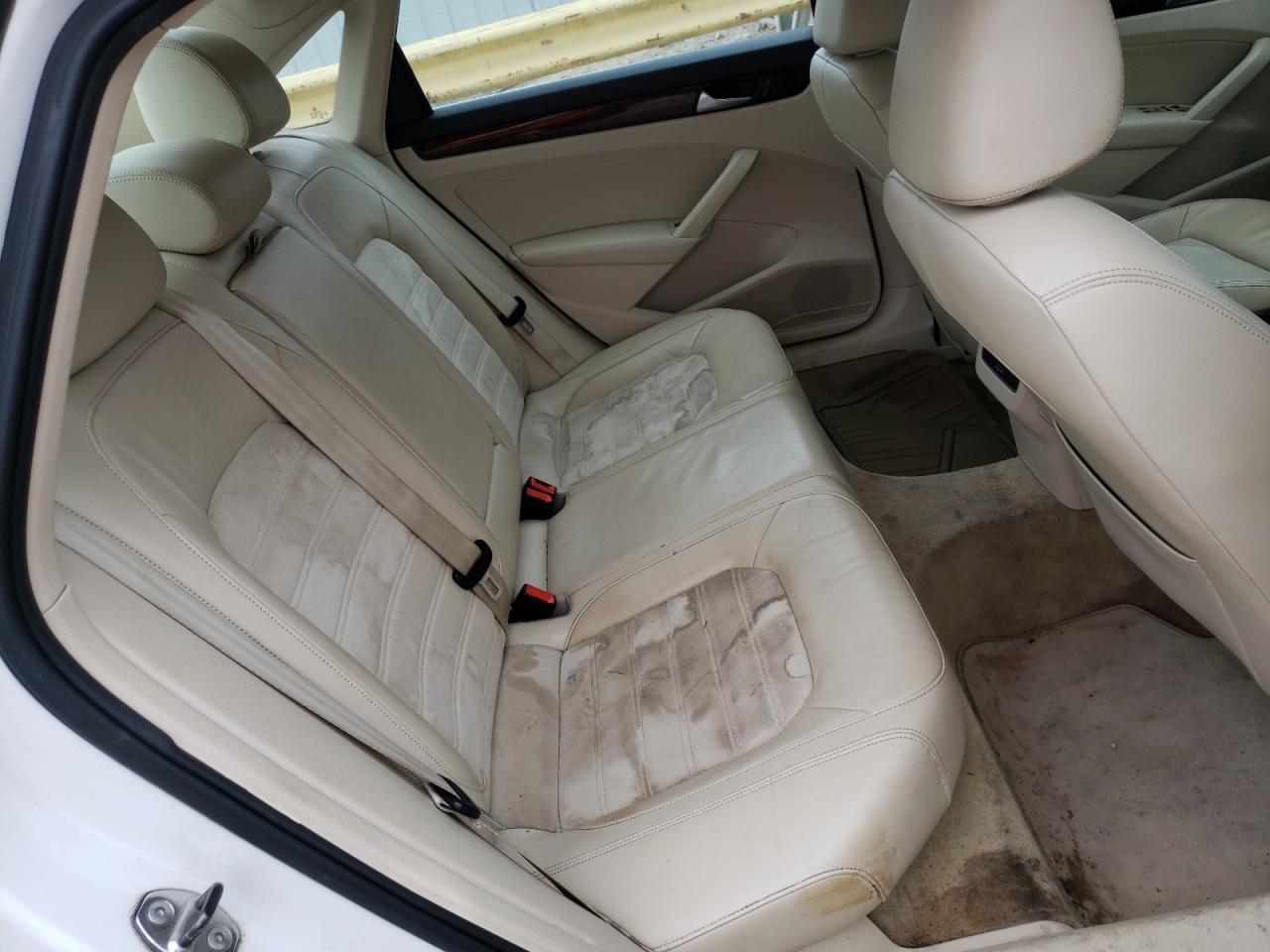 Photo 6 from auction – 2013 VOLKSWAGEN PASSAT SEL with VIN 1VWCH7A33DC082105