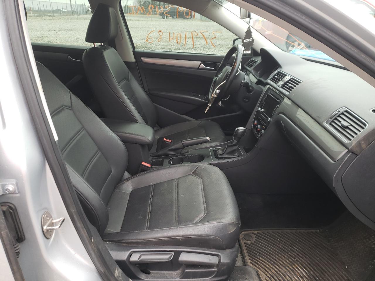Photo 5 from auction – 2015 VOLKSWAGEN PASSAT S with VIN 1VWAS7A37FC114193