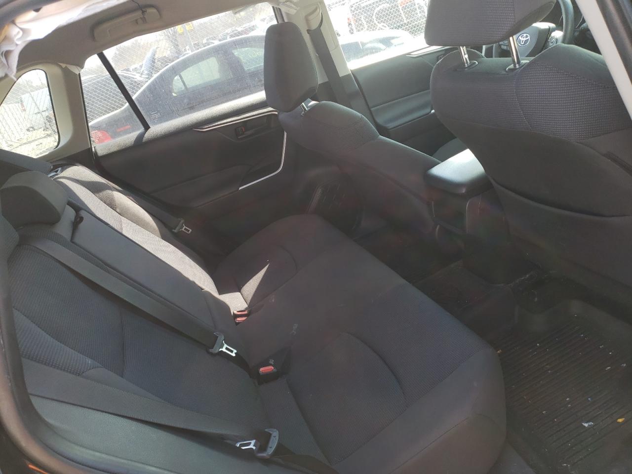 Photo 6 from auction – 2020 TOYOTA RAV4 LE with VIN JTMF1RFV2LD056811