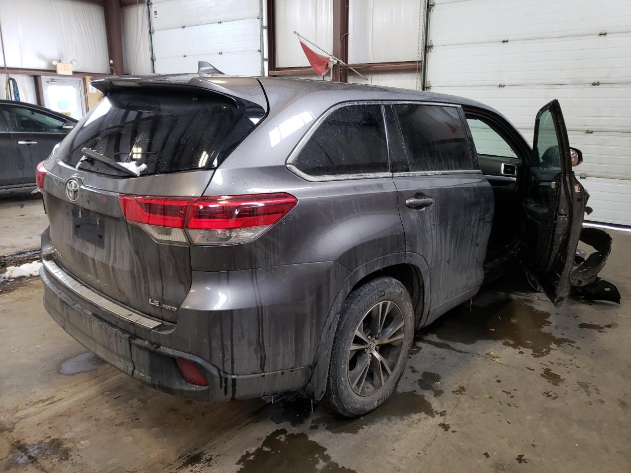 Photo 4 from auction – 2019 TOYOTA HIGHLANDER with VIN 5TDBZRFH1KS705843