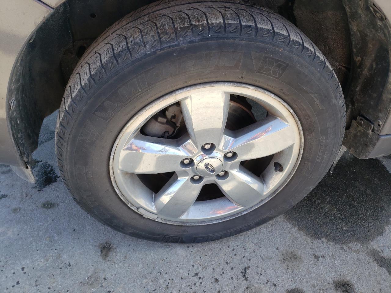 Photo 9 from auction – 2009 FORD ESCAPE LIM with VIN 1FMCU94G59KA92975
