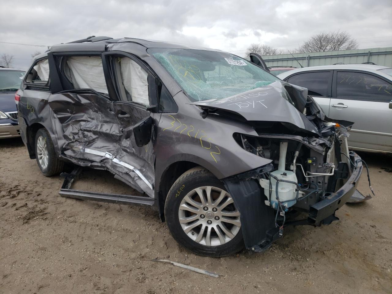 TOYOTA SIENNA XLE 2013 with VIN 5TDYK3DC3DS387651 - Photo from auction