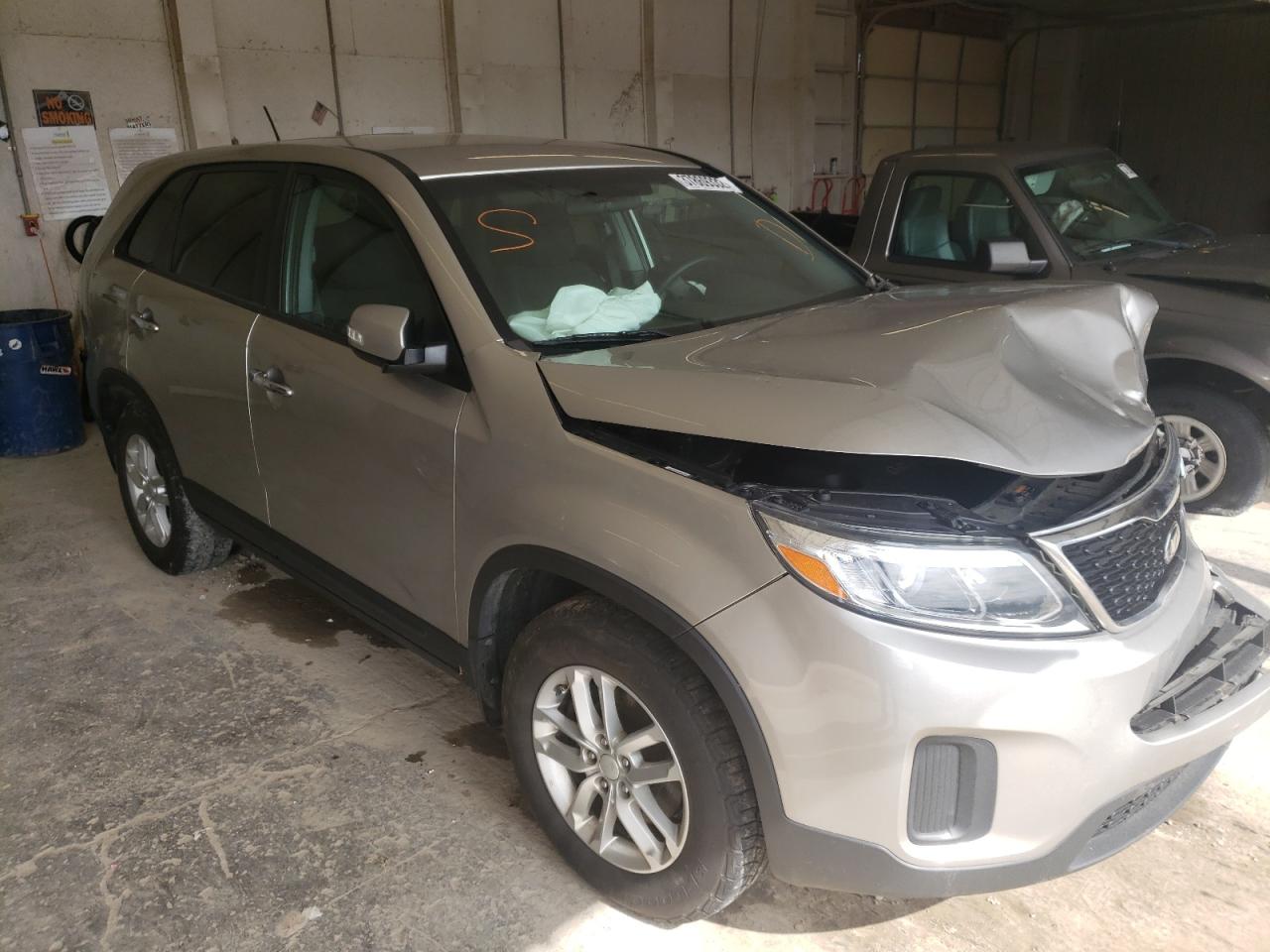 KIA SORENTO LX 2015 with VIN 5XYKT3A69FG646872 - Photo from auction