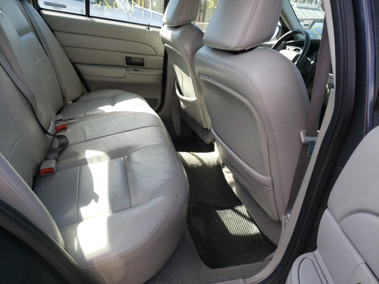 Photo 6 from auction – 2005 FORD CROWN VICT with VIN 2FAFP74W25X159629