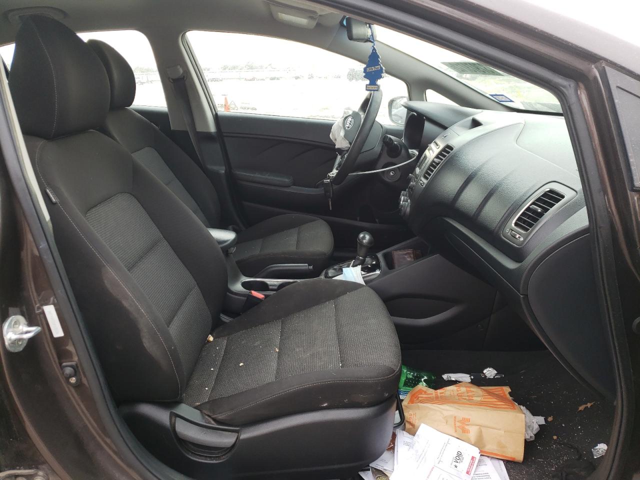 Photo 5 from auction – 2017 KIA FORTE LX with VIN 3KPFK4A7XHE133536