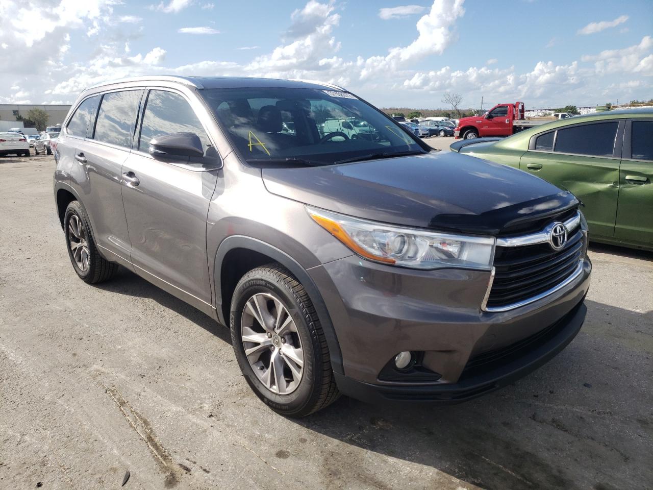 TOYOTA HIGHLANDER 2015 مع رقم تعريف المركبة 5TDKKRFH6FS040416 - صورة من المزاد