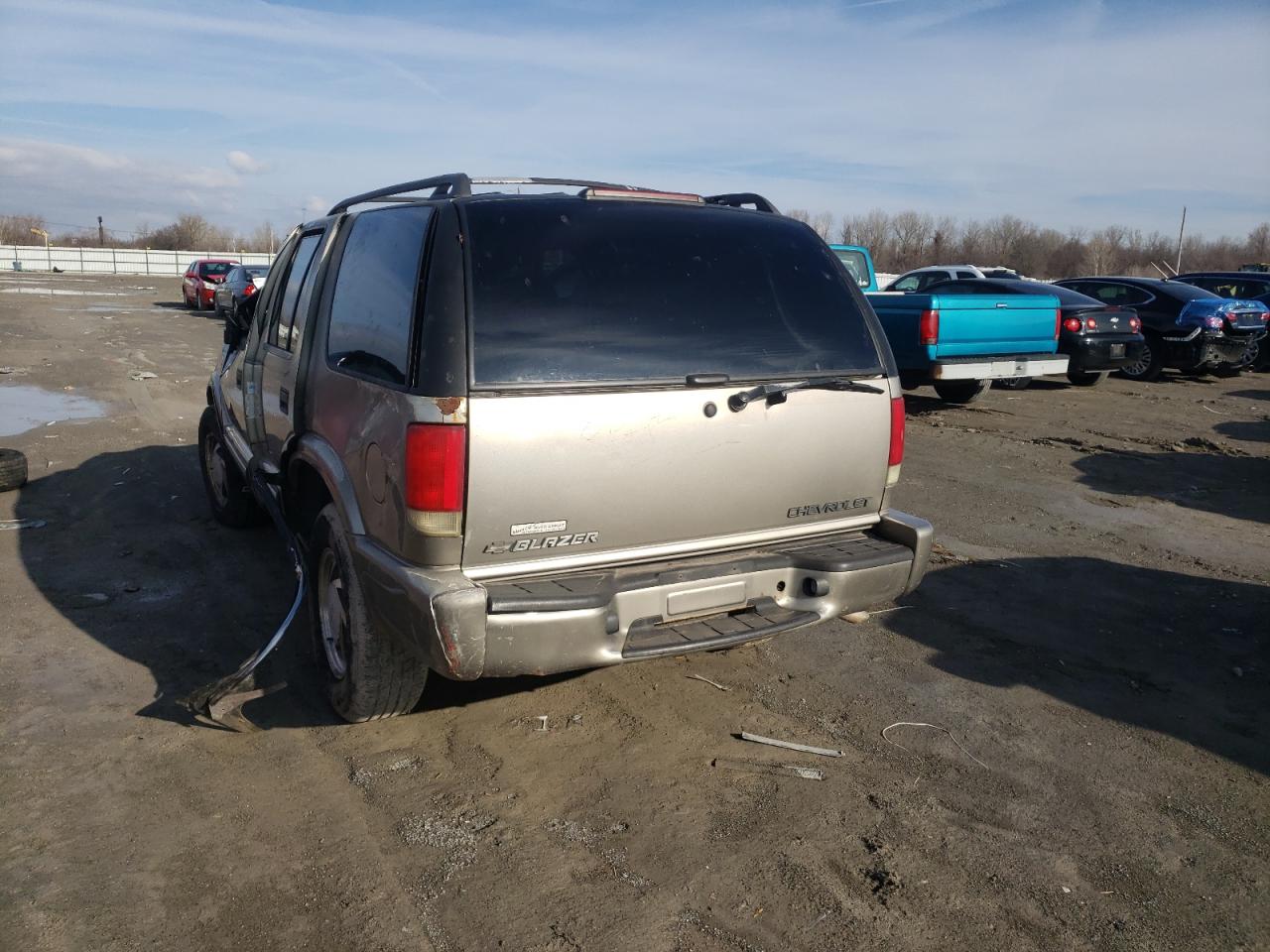 Photo 3 from auction – 2001 CHEVROLET BLAZER with VIN 1GNDT13W01K219889