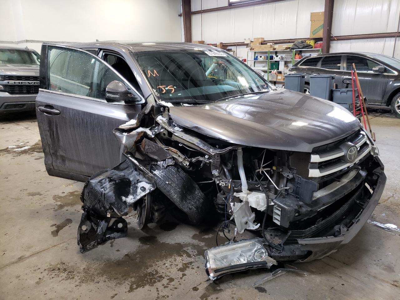 TOYOTA HIGHLANDER 2019 with VIN 5TDBZRFH1KS705843 - Photo from auction