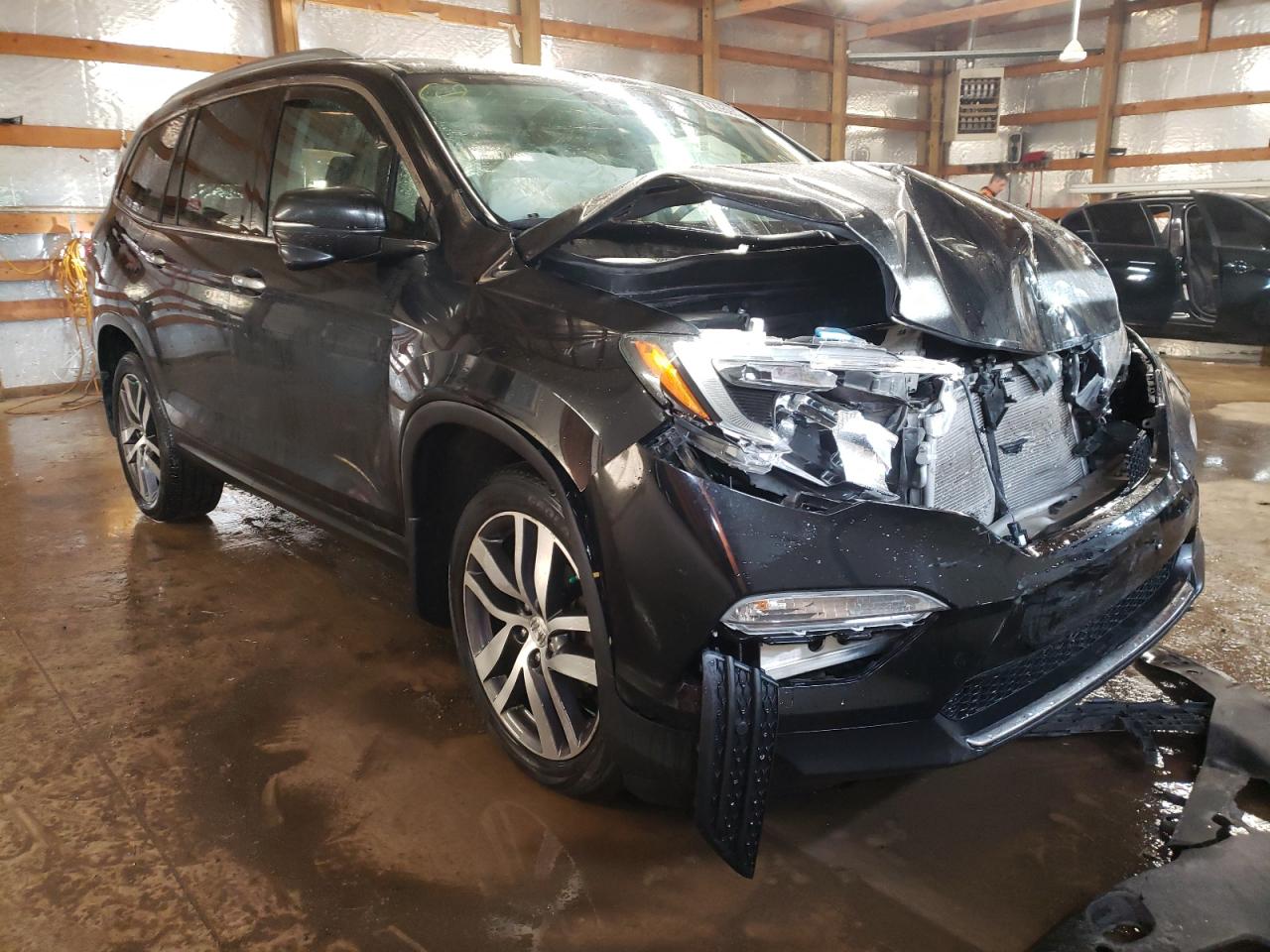 HONDA PILOT TOUR 2016 with VIN 5FNYF6H91GB106086 - Photo from auction