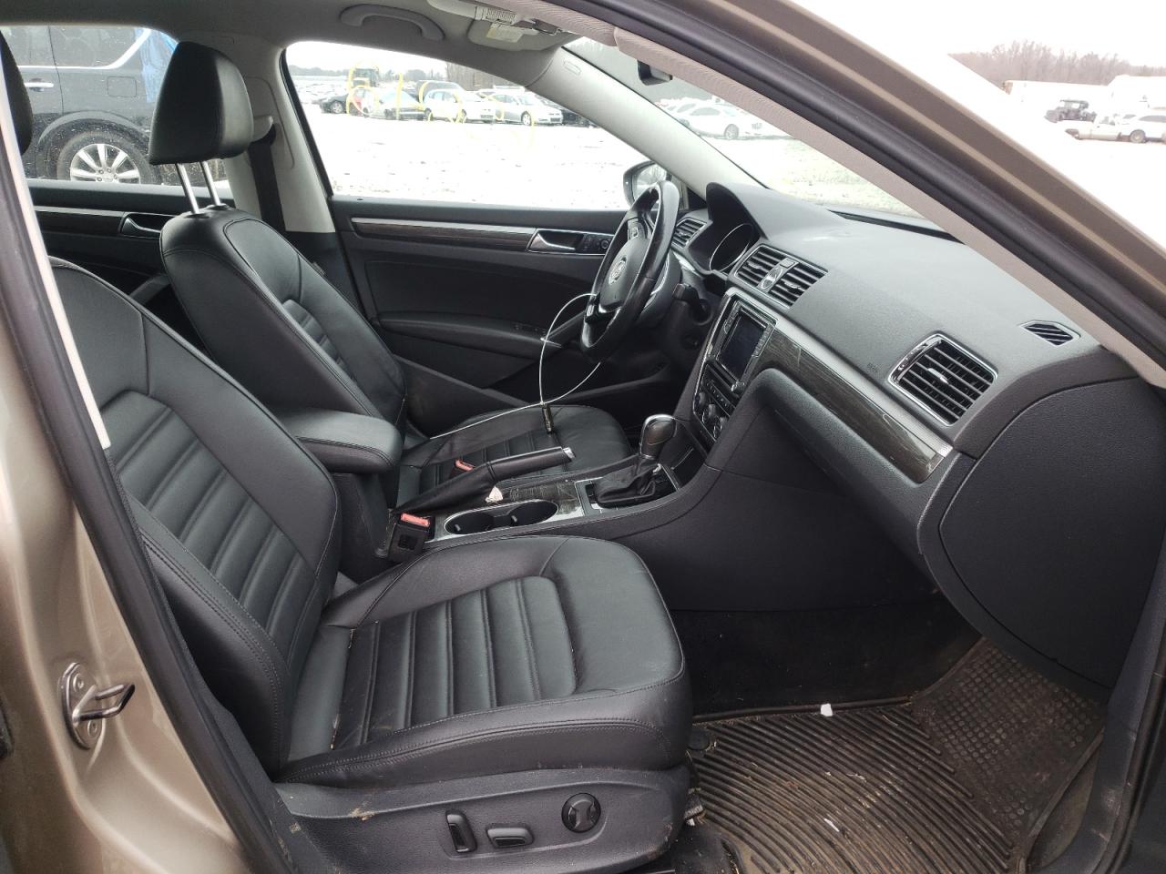 Photo 5 from auction – 2016 VOLKSWAGEN PASSAT SEL with VIN 1VWCT7A33GC065985