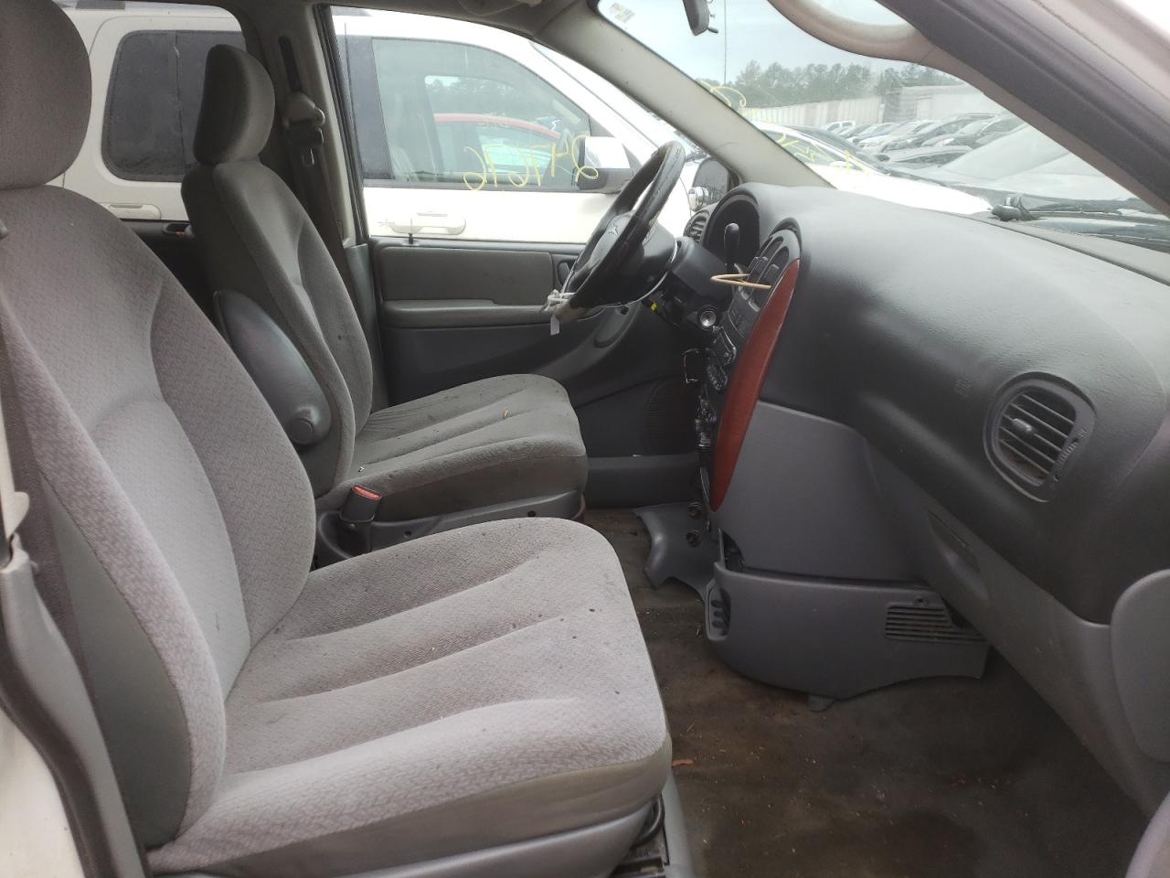 Photo 5 from auction – 2005 CHRYSLER TOWN & COU with VIN 2C4GP44R65R590437