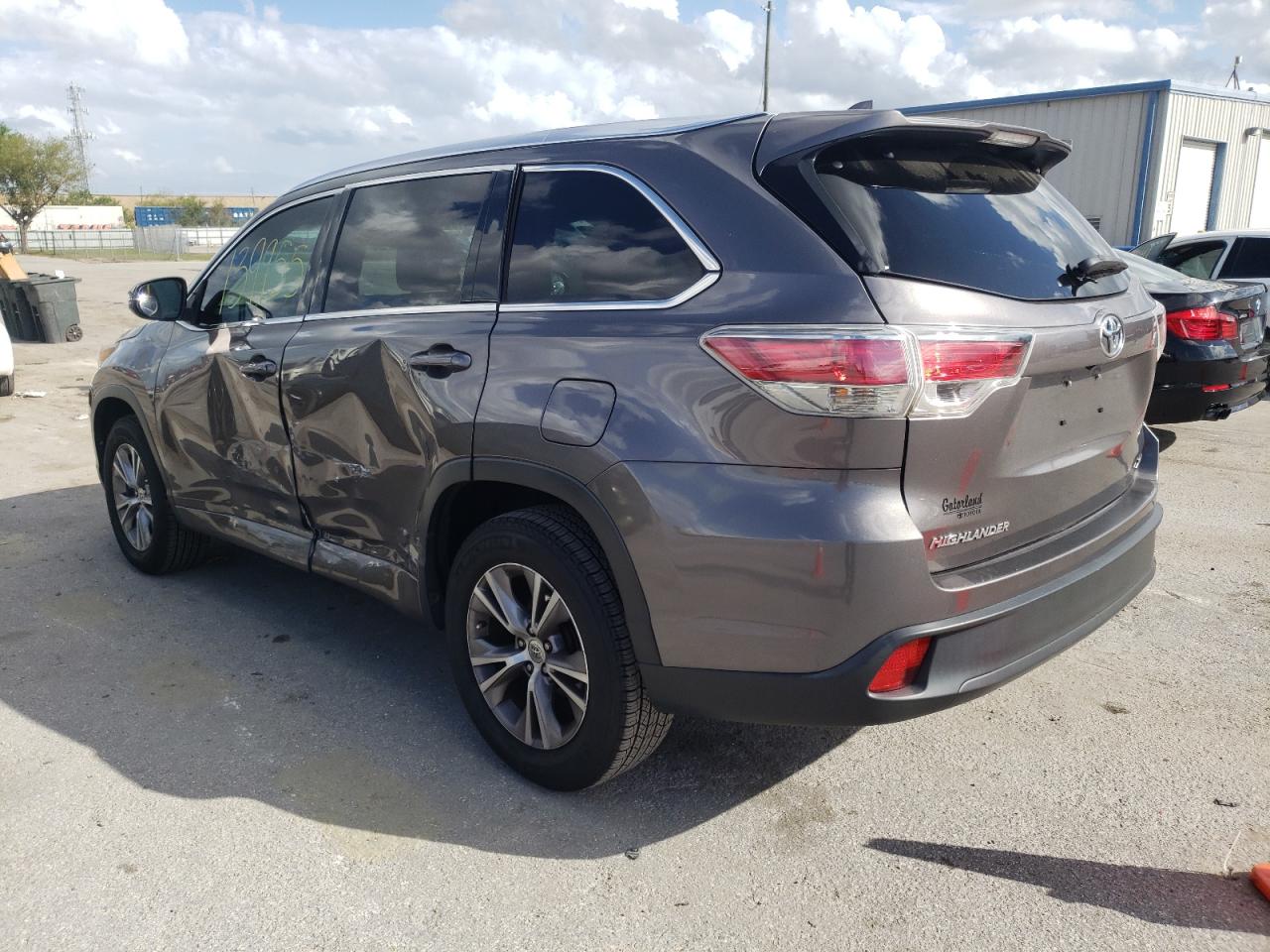 Photo 3 from auction – 2015 TOYOTA HIGHLANDER with VIN 5TDKKRFH6FS040416