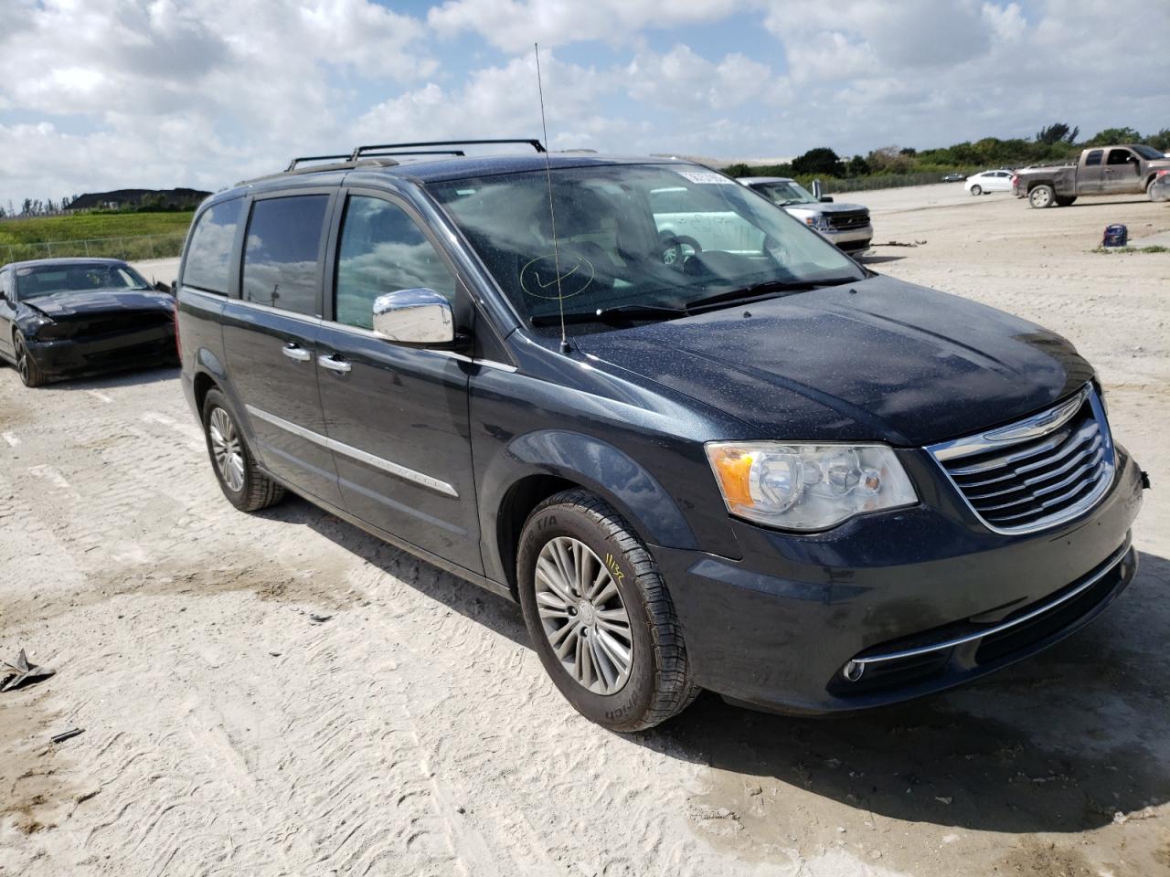 CHRYSLER TOWN & COU 2014 with VIN 2C4RC1CG4ER198267 - Photo from auction