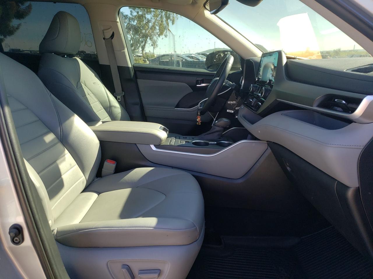 Photo 5 from auction – 2020 TOYOTA HIGHLANDER with VIN 5TDHZRBH9LS023746