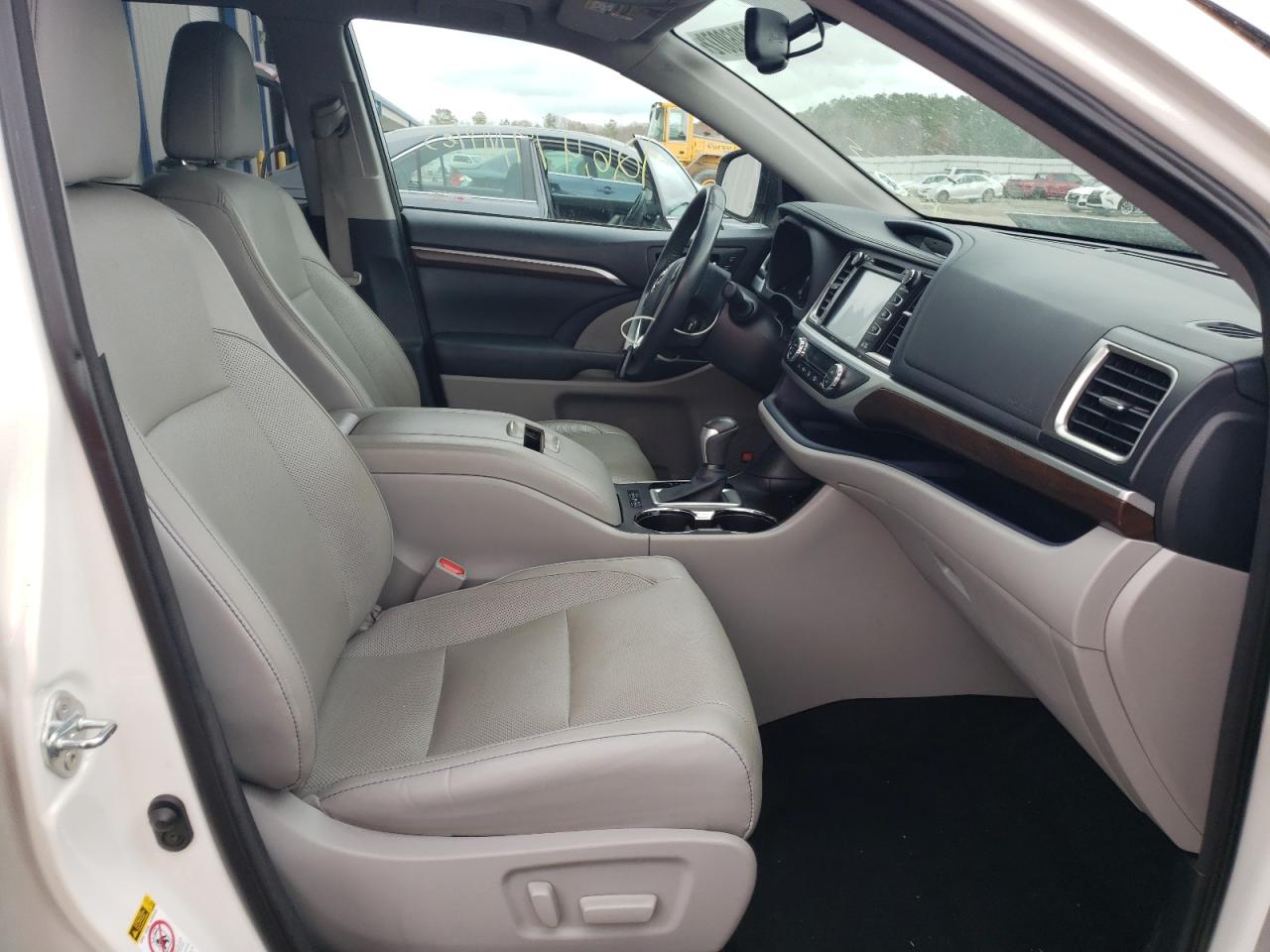 Photo 5 from auction – 2015 TOYOTA HIGHLANDER with VIN 5TDDKRFH9FS152104