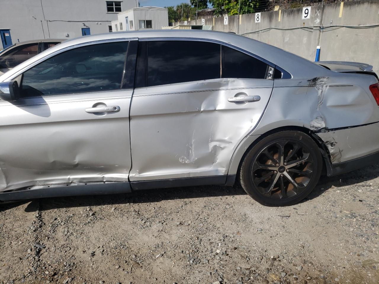 Photo 10 from auction – 2014 FORD TAURUS LIM with VIN 1FAHP2F91EG137520