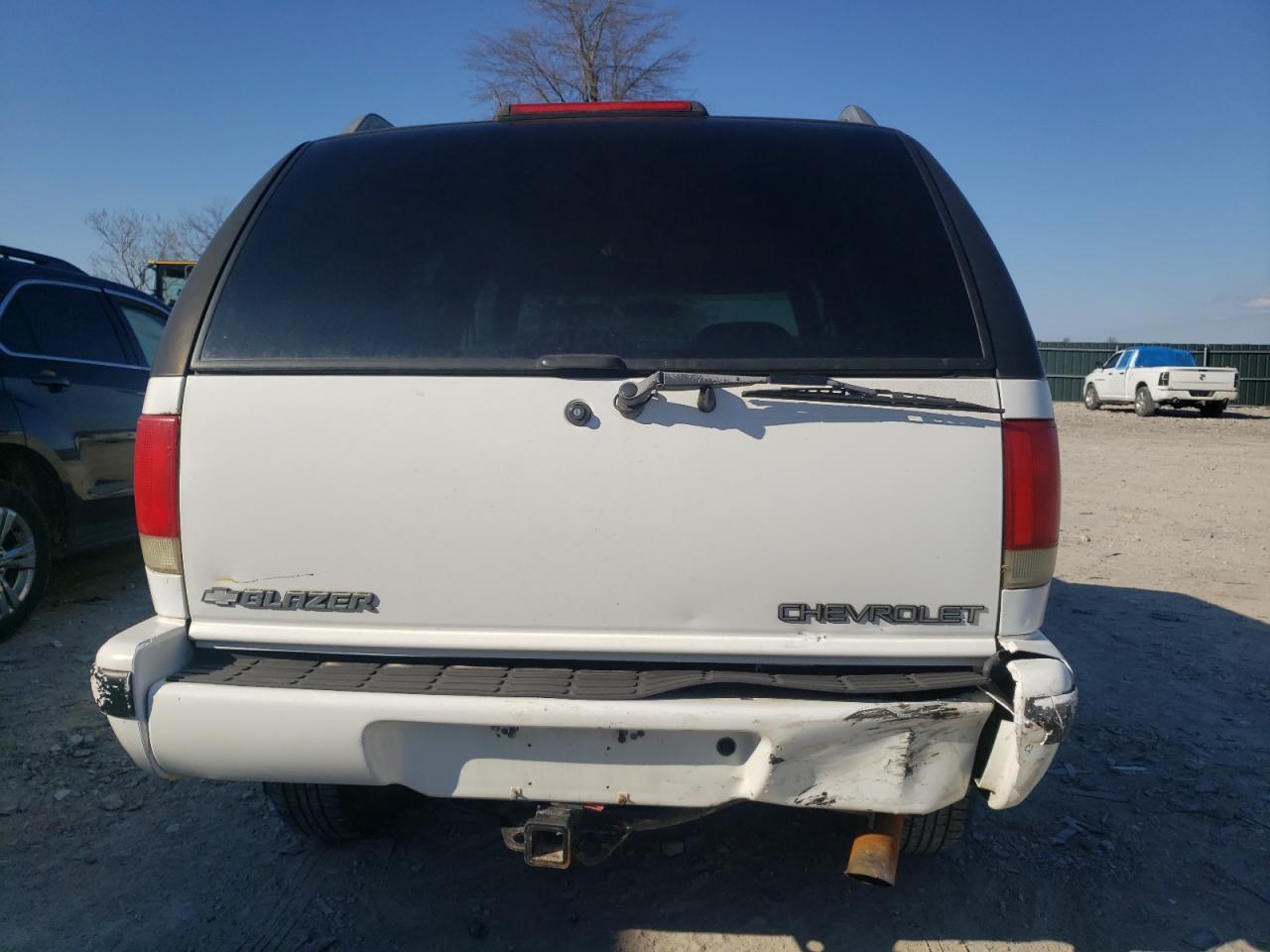 Photo 9 from auction – 1997 CHEVROLET BLAZER with VIN 1GNDT13W1V2243236